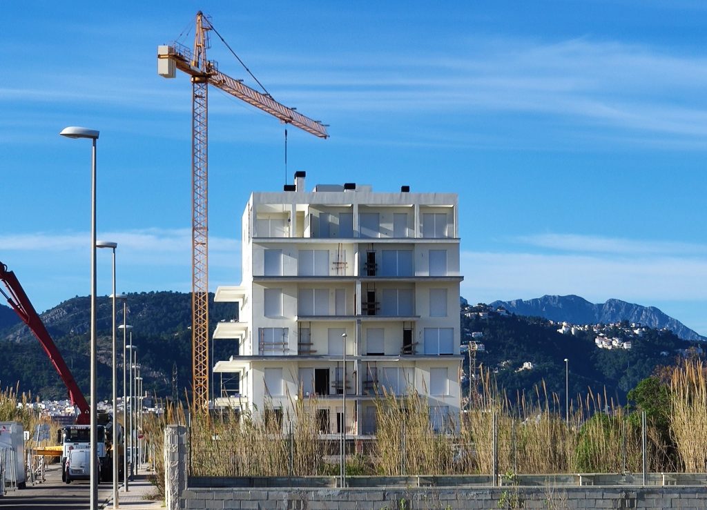 Vista frontal de Apartamentos Albornés febrero de 2021